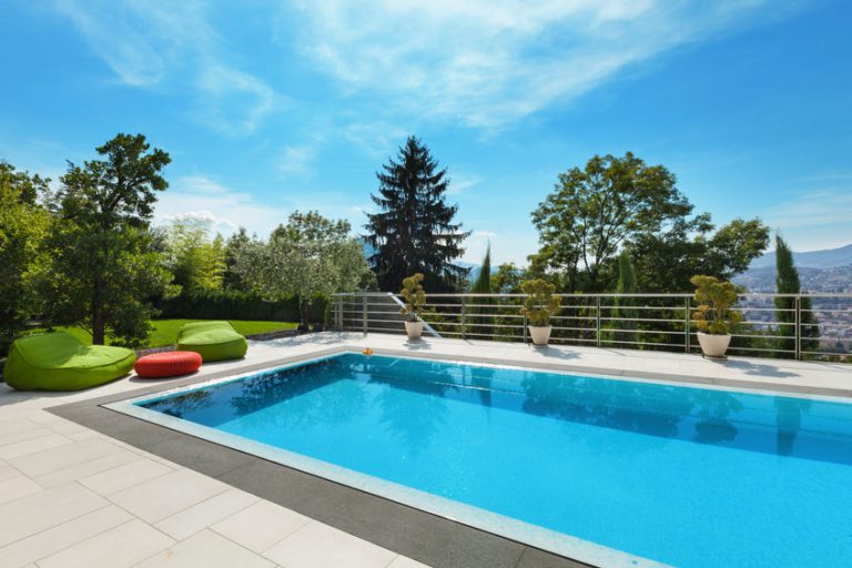 Lire la suite à propos de l’article Bâche pour piscine : pourquoi l’accompagner d’un sandow élastique 9 mm ?